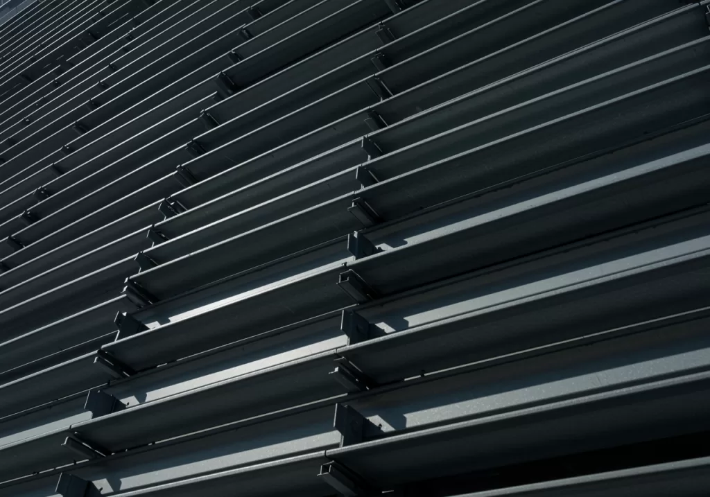 Bâtiment industriel moderne avec façade métallique réalisée en acier refendu, déroulé et plié sur mesure, illustrant le savoir-faire de COMAT METAL INDUSTRIE.