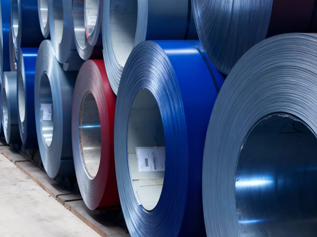 Bobines d’acier refendues alignées dans un atelier industriel, illustrant la précision du refendage et la qualité des bandes métalliques produites.