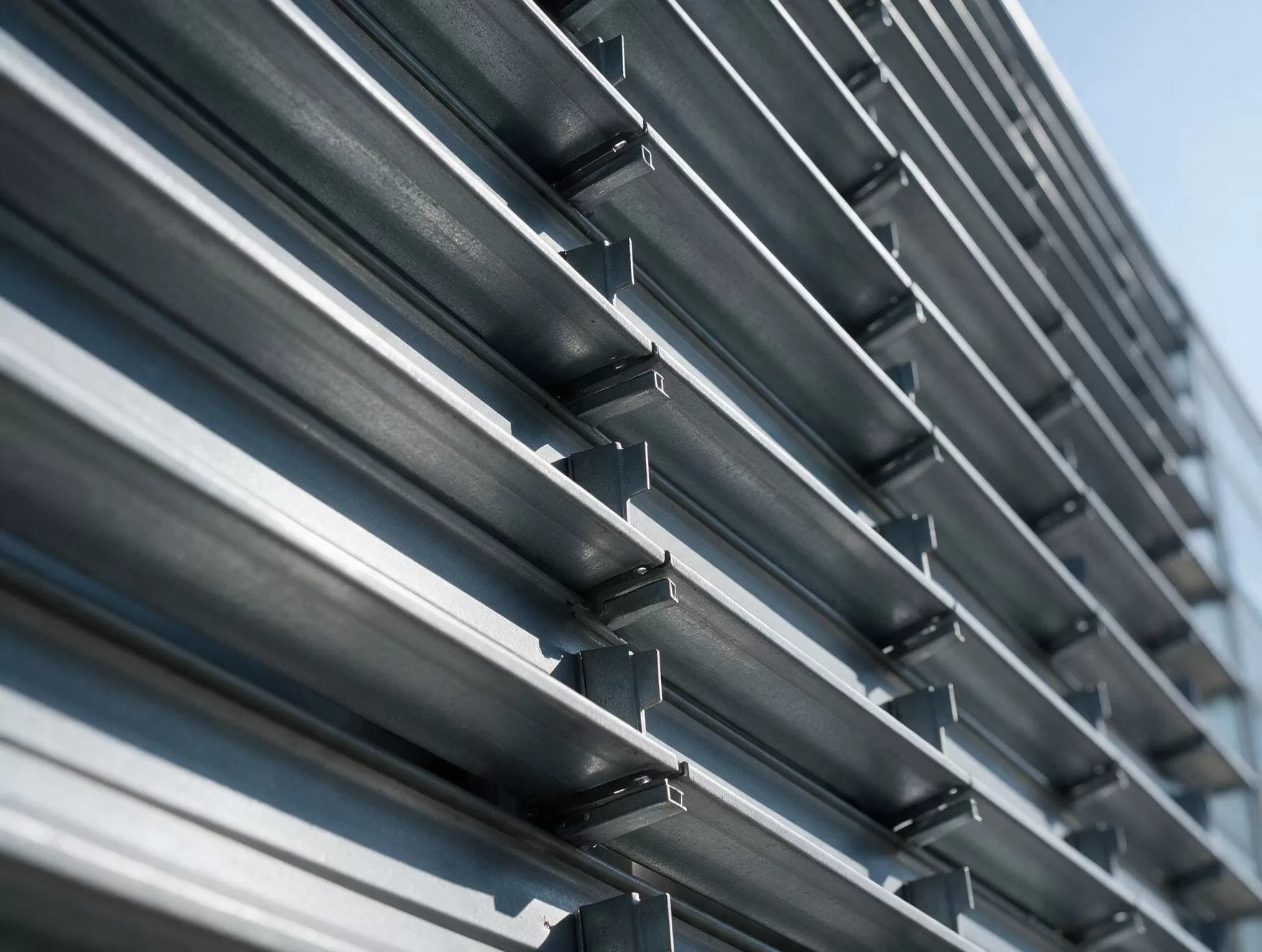 Tôles prélaquées en rénovation de façade – bardage métallique COMAT